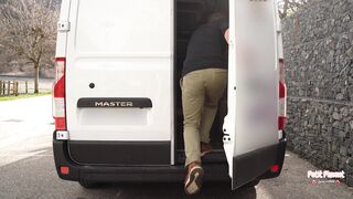 En plein déménagement, je me fais baiser à l'arrière du camion sur le bord de la route
