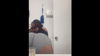 Ebony shaking ass