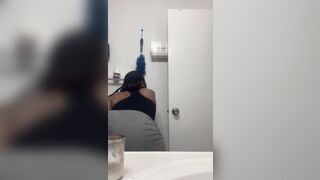Ebony shaking ass