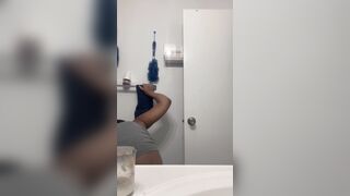 Ebony shaking ass